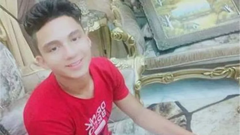 تفاصيل مقتل شاب على يد جيرانه.. والأم تستغيث 