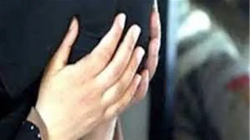 الجاحدة.. أم تمزق طفلها بسكين وتلقي جثته بالشارع والتحريات تكشف عن الدافع