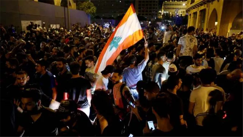 تفاصيل 48 ساعة تظاهرات في لبنان.. استقالة وزيرة الإعلام ومحاولة لاقتحام البرلمان | فيديو