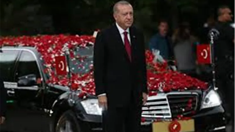 أحمد موسى: تركيا ليس لها حق في التنقيب بشرق المتوسط.. أردوغان يريد جزء من الكعكة بلا سند قانوني | فيديو