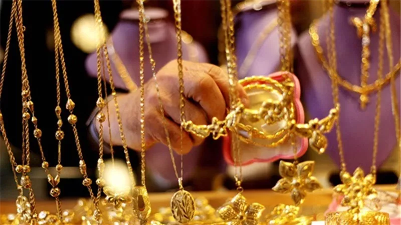 تراجع كبير في سعر الذهب بمنتصف تعاملات اليوم 