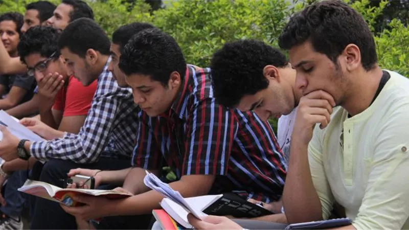 لماذا ينتحر بعض طلاب الثانوية العامة؟ طبيب نفسي يكشف الأسباب | فيديو