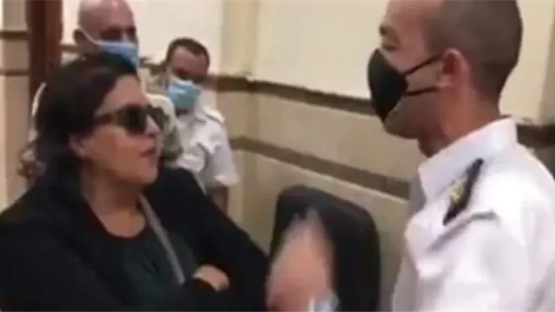 ضابط محكمة مصر الجديدة يكشف أسرارا جديدة في واقعة تعدي سيدة عليه بألفاظ خارجة والشهور يفجرون مفاجأة | فيديو