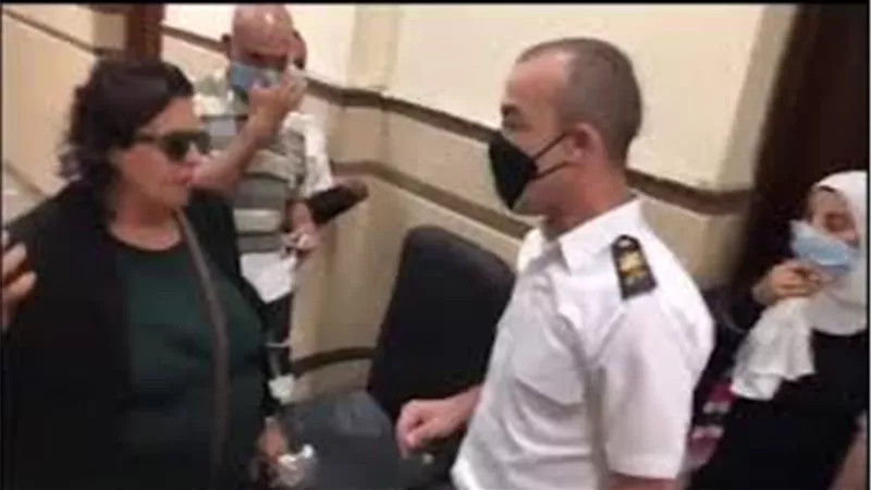 أستاذ قانون: عقوبة السيدة المعتدية على ضابط الشرطة تصل لحبس عامين ولا يجوز التصالح | فيديو 