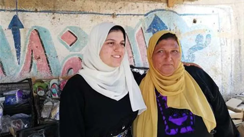 «من بيع الأحذية لطب الإسكندرية».. الطالبة آية حسين تروي قصة نجاحها وكيف تكفل شيخ الأزهر بمصاريف دراستها | فيديو