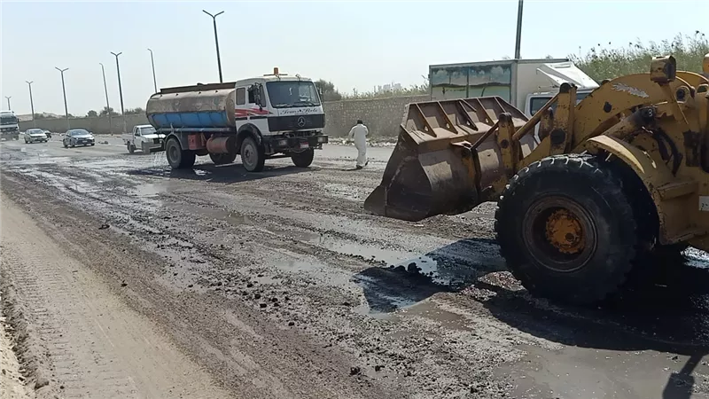 على نفقته الخاصة..أحد أهالى عرب أبوساعد يقوم بتجريد طريق الأوتوستراد وعلاج التصدعات والمرتفعات به