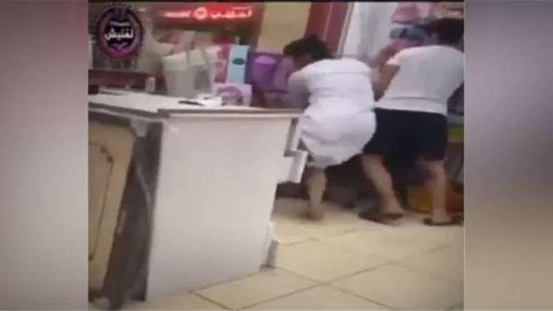  غافلوه ثم انقضوا عليه.. لحظة اعتداء كويتيين على مصري بالضرب المبرح أثناء عمله | فيديو 