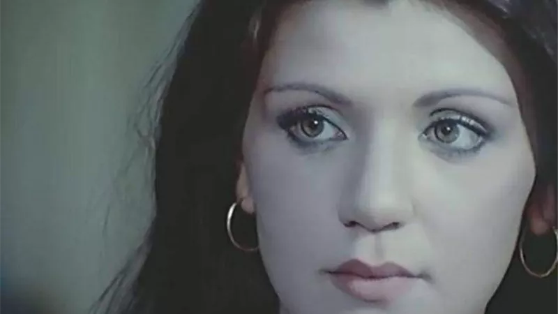 حكاية ابنة فنانة شهيرة جمعت بين الإسلام والمسيحية وشاركت في فيلم إباحي وباعت أمها البيت لتدخلها مصحة لعلاج الإدمان