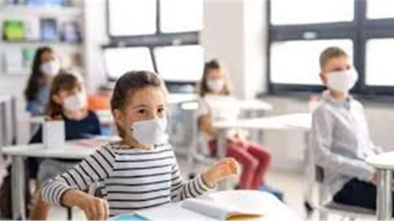 إعلامية تناشد وزير التعليم إعادة فتح المدارس سريعا .. نظام الاونلاين يزيد أعباء الأمهات | فيديو