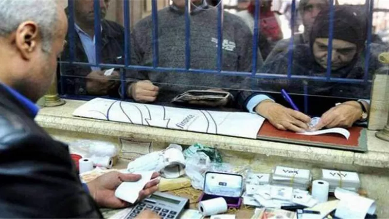 الحكومة تحسم الجدل بشأن قرار صرف جميع المعاشات من خلال كارت 