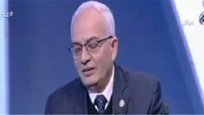 نائب وزير التربية والتعليم يشد بسيدة القطار: معلمو مصر بخير | فيديو