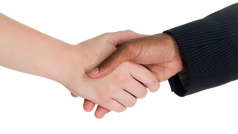 المصافحة بين الرجل والمرأة حلال أم حرام؟.. الإفتاء تحسم الجدل