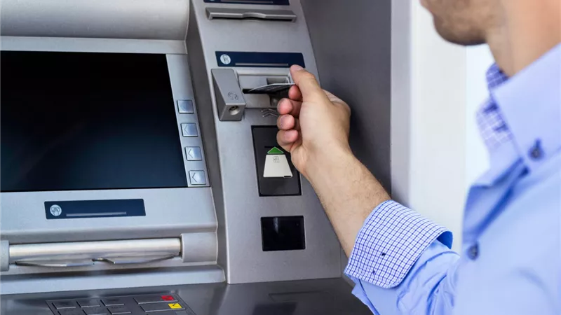 البنوك تبدأ فرض رسوم على عمليات السحب من ماكينات الصراف الآلى .. تعرف عليها في 28 بنك