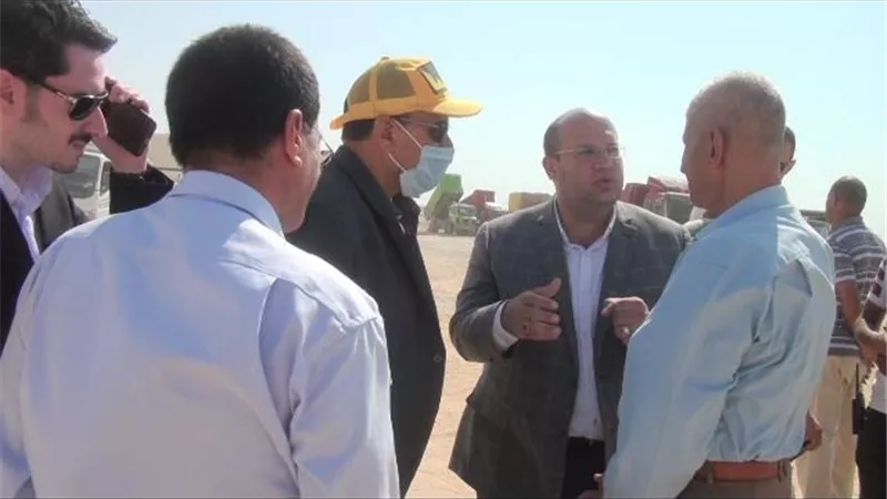 محافظة الجيزة تبدأ فى رفع التراكمات من حوض ترسيب مخر سيل الديسمى فى جبل الصف | صور