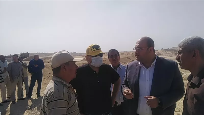 نائب محافظ الجيزة ووكيل وزارة الرى ورئيس مدينة الصف فى جولة تفقدية لصيانة مخر سيل الديسمى | صور