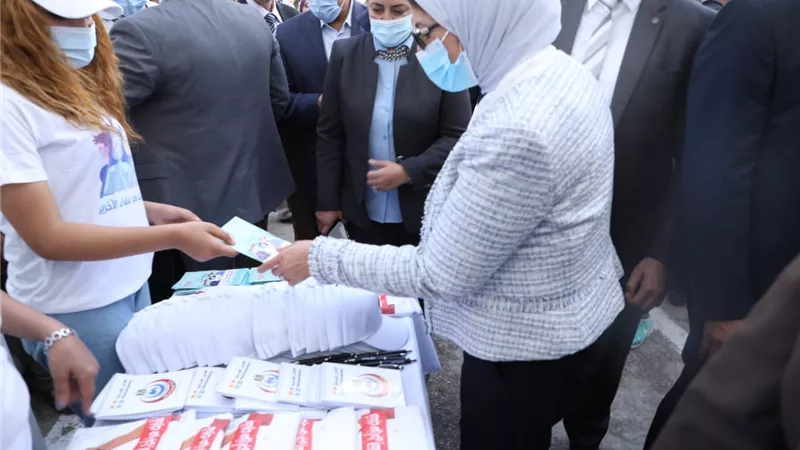 لأجل الانسانية .. وزيرة الصحة تشارك في التجارب الإكلينيكية في مرحلتها الثالثة للقاح كورونا | صور