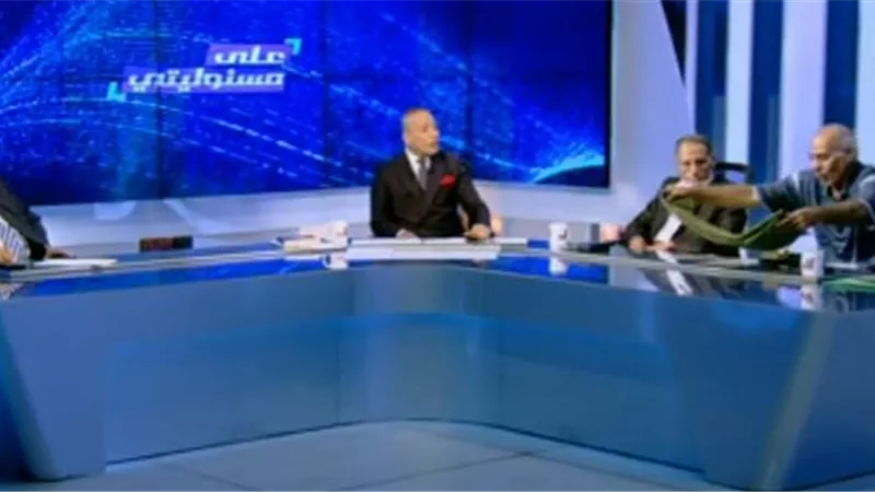 مفاجأة على الهواء.. أحد أبطال أكتوبر يعرض بنطلون جندي إسرائيلي | فيديو