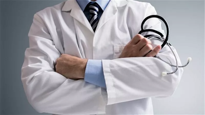 طبيب مدمن ينهب مليون دولار بطريقة لا تخطر على بال
