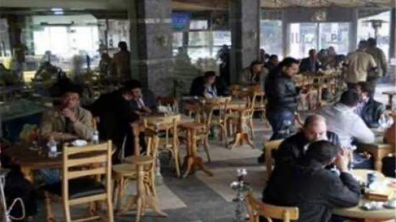 الحكومة تحسم الجدل حول تقديم الشيشة ومواعيد غلق المقاهي