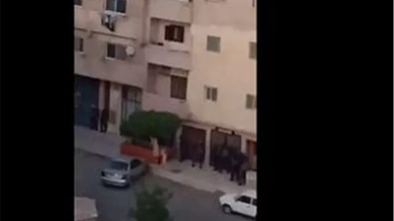 لحظة اقتحام الأهالي شقة عنتيل الجيزة | فيديو