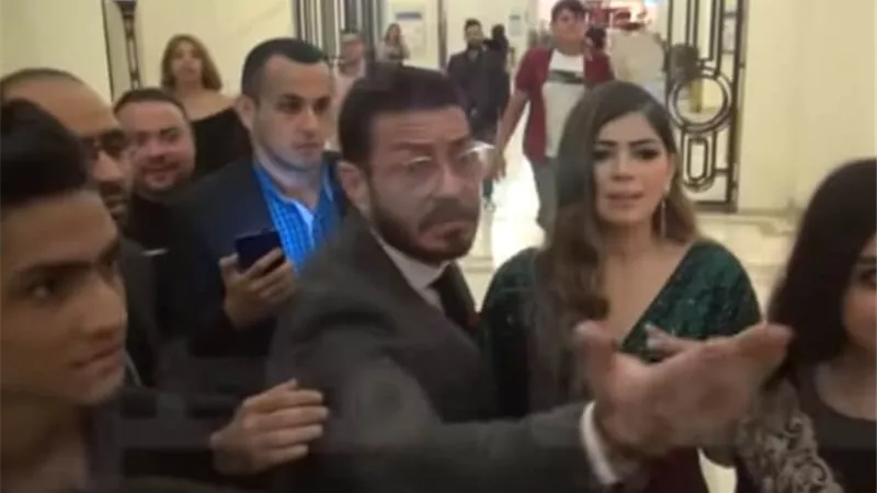 بلاش التلزيق دا..أحمد زاهر ينفعل علي معجب بسبب ابنته ليلى | فيديو