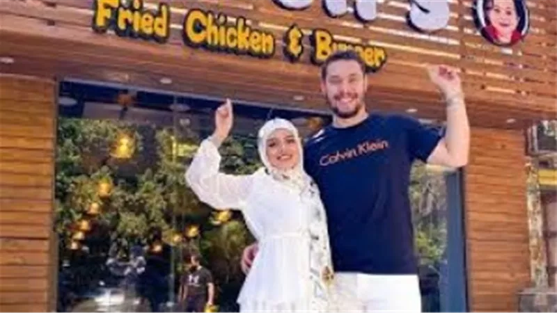ماذا فعل جمهور أحمد وزينب في افتتاح مطعمهما؟| فيديو