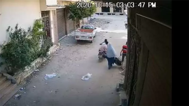 سيناريو فتاة المعادي يتكرر..لحظة سرقة حقيبة سيدة بالقوة في الشرقية | فيديو