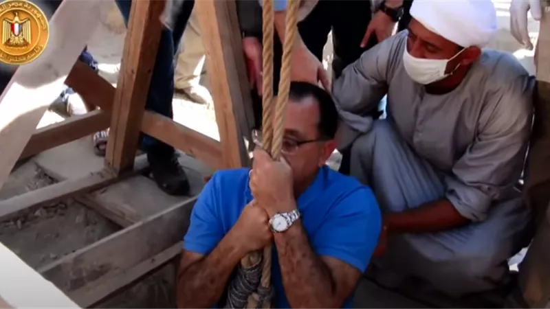 تفاصيل نزول رئيس الوزراء لبئر أثري معلقًا فى حبل | فيديو 