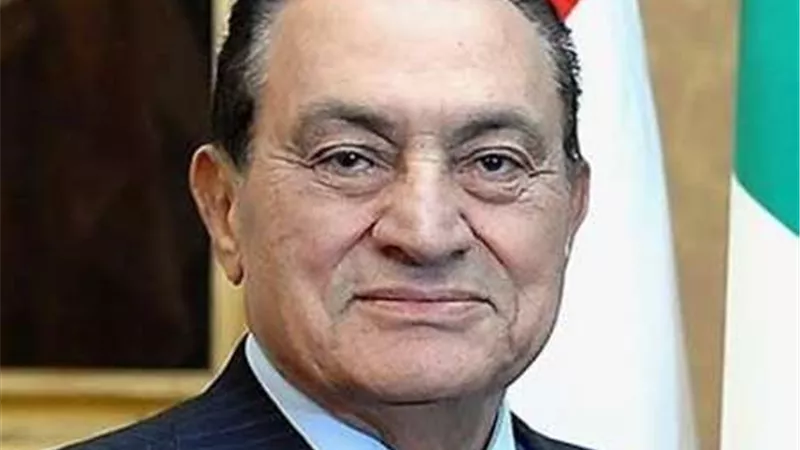 إيمان الطوخي ونرمين الفقي ومذيعة شهيرة وشقيقة وزير.. 4 نساء في حياة مبارك