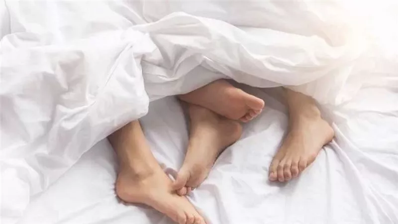 زوجة تطلب الطلاق من زوجها: بينام معايا 12 مرة في اليوم