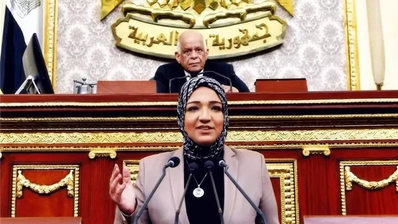 فضيحة.. توزيع 70 ألف جنيه رشاوى على الناخبين من المرشحة مي محمود في الاسكندرية | فيديو