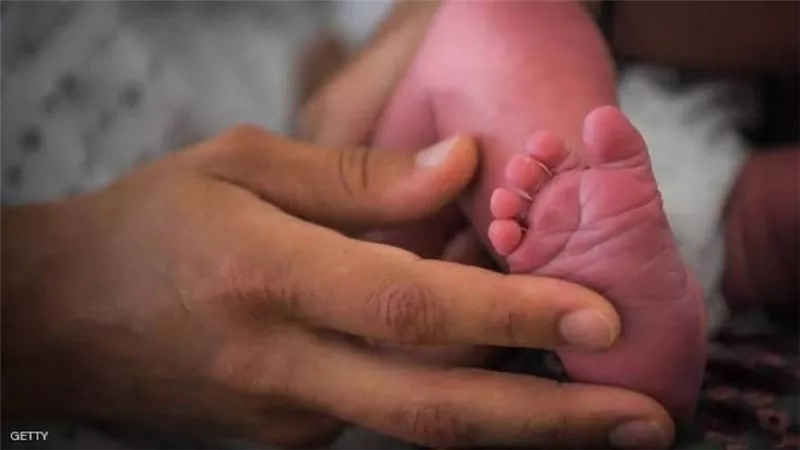 مات من الجوع والأب والأم السبب.. تفاصيل صادمة عن وفاة الرضيع أنس