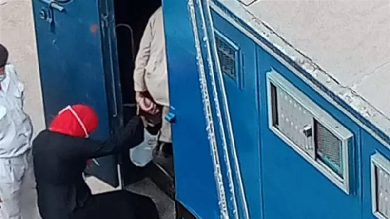 بكلابشات وطرحة حمراء.. لحظة ترحيل صاحبة الـ73 فيديو إباحي للسجن | صور