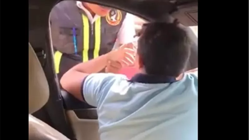 ابن القاضي براءة وكفالة لصديقه..تفاصيل جديدة عن الافراج عن الطفل الذي أساء لشرطي المرور 