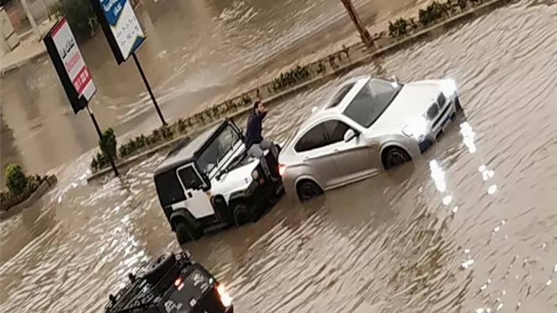غلق 4 طرق بسبب السيول..والأرصاد تكشف تفاصيل الطقس وسقوط الأمطار خلال الساعات المقبلة | فيديو 