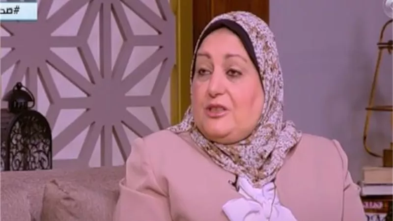استشاري جلدية: الإنسان الطبيعي يفقد 150 شعرة يوميًا | فيديو