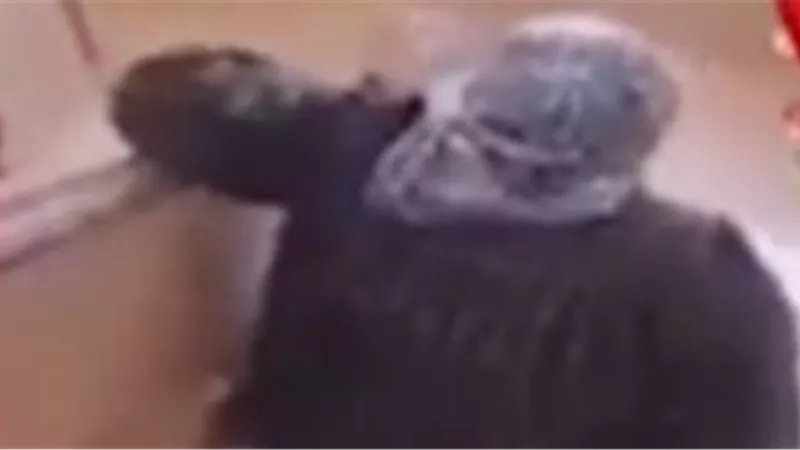 تفاصيل مثيرة .. الأم تكشف الحقيقة الكاملة لفيديو إجبارها على زحف السلم
