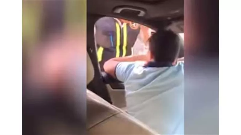 عاجل..التفاصيل الكاملة للقبض على الطفل بطل واقعة الاعتداء على شرطي والسخرية منه | فيديو