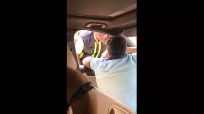 بعد إلقاء القبض عليه.. الطفل المتهم بالاساءة لشرطي المرور..