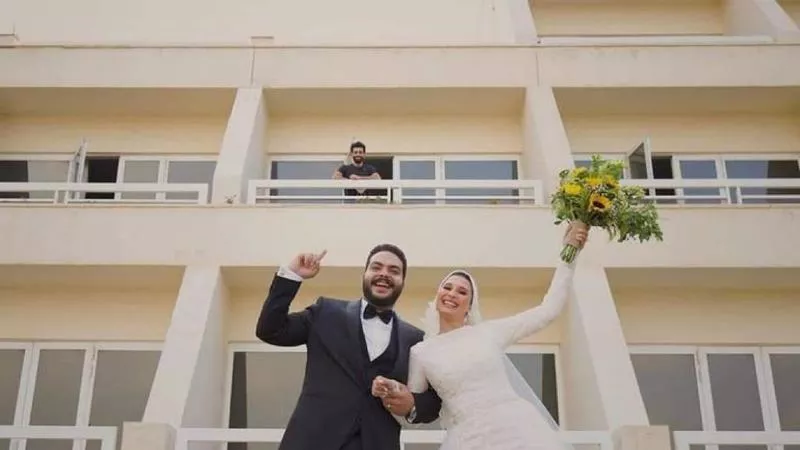 ماذا قال محمد صلاح للعروسين؟.. مصور الفوتوسيشن يكشف كواليس الصورة| فيديو