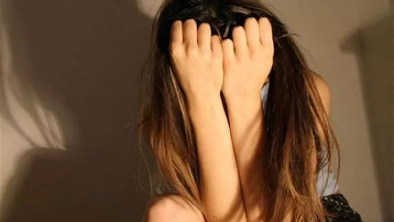 الفتاة: تركني مع صديقه وأغلق علينا الحجرة .. تفاصيل صادمة عن اتهام أب بهتك عرض ابنته