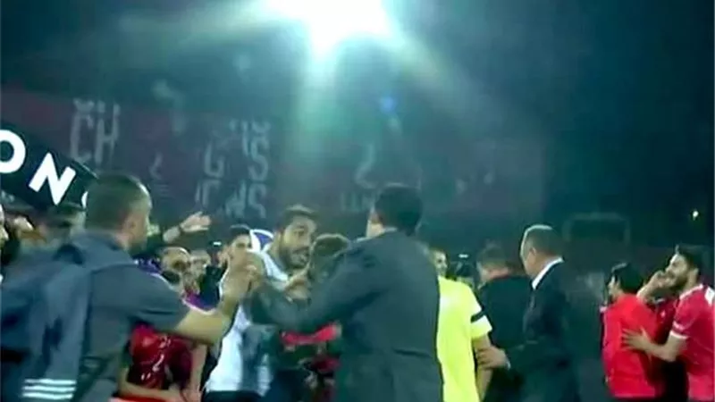 التفاصيل الكاملة لمشاجرة كهربا ومحمد فضل على منصة تسليم درع الدوري للأهلي | فيديو 