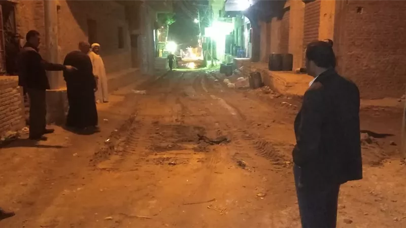 استجابة لشكوى الاهالى..شفط مياه الصرف وتغطية البلاعات واعادة تمهيد الشارع بمنطقة ابو العلا بالصف | صور
