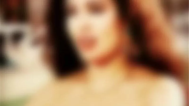 كان يحملني ثم تحسّس جسدي..فنانة شهيرة تروي قصتها مع «التحرش الجنسي» في فيلمها مع أحمد زكي | صور