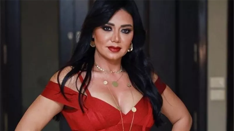 التالتة شمال بتهز جبال .. رانيا يوسف تشعل السوشيال ميديا بوصلة رقص جديدة | فيديو