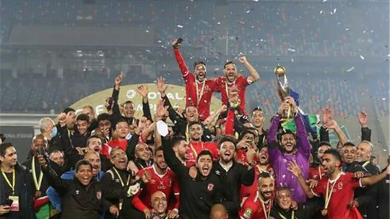 الخطيب يبكي ويفقد توازنه بعد صافرة النهاية وتتويج الأهلي بكأس افريقيا | فيديو 