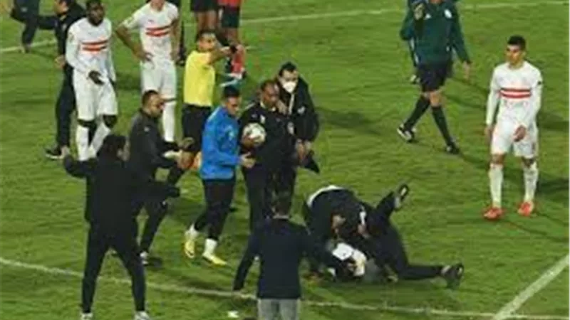 تسريب الفيديو الكامل لخناقة الشوارع بين لاعبي الاهلي والزمالك عقب مباراة نهائي القرن | شاهد