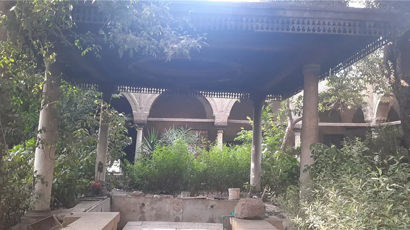 مسجد السيدة زينب يخضع لإشراف وزاره الأوقاف وبداخله أثر !