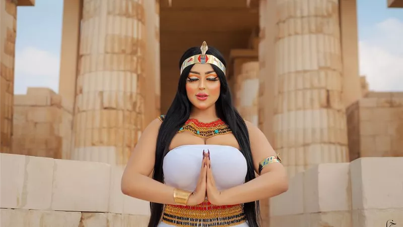 ملبن تيتي .. التفاصيل الكاملة لأزمة الصور المثيرة لعارضة أزياء في هرم سقارة | شاهد