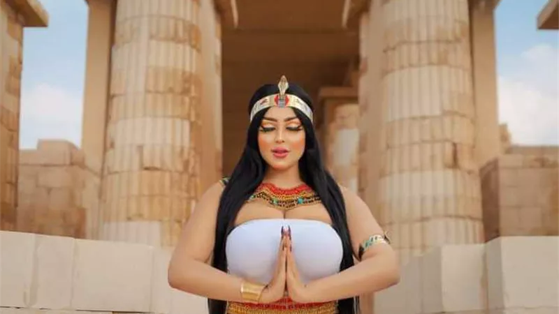 خريجة تمريض وموديل .. القصة الكاملة لسلمى الشيمي التي قلبت السوشيال ميديا | صور 